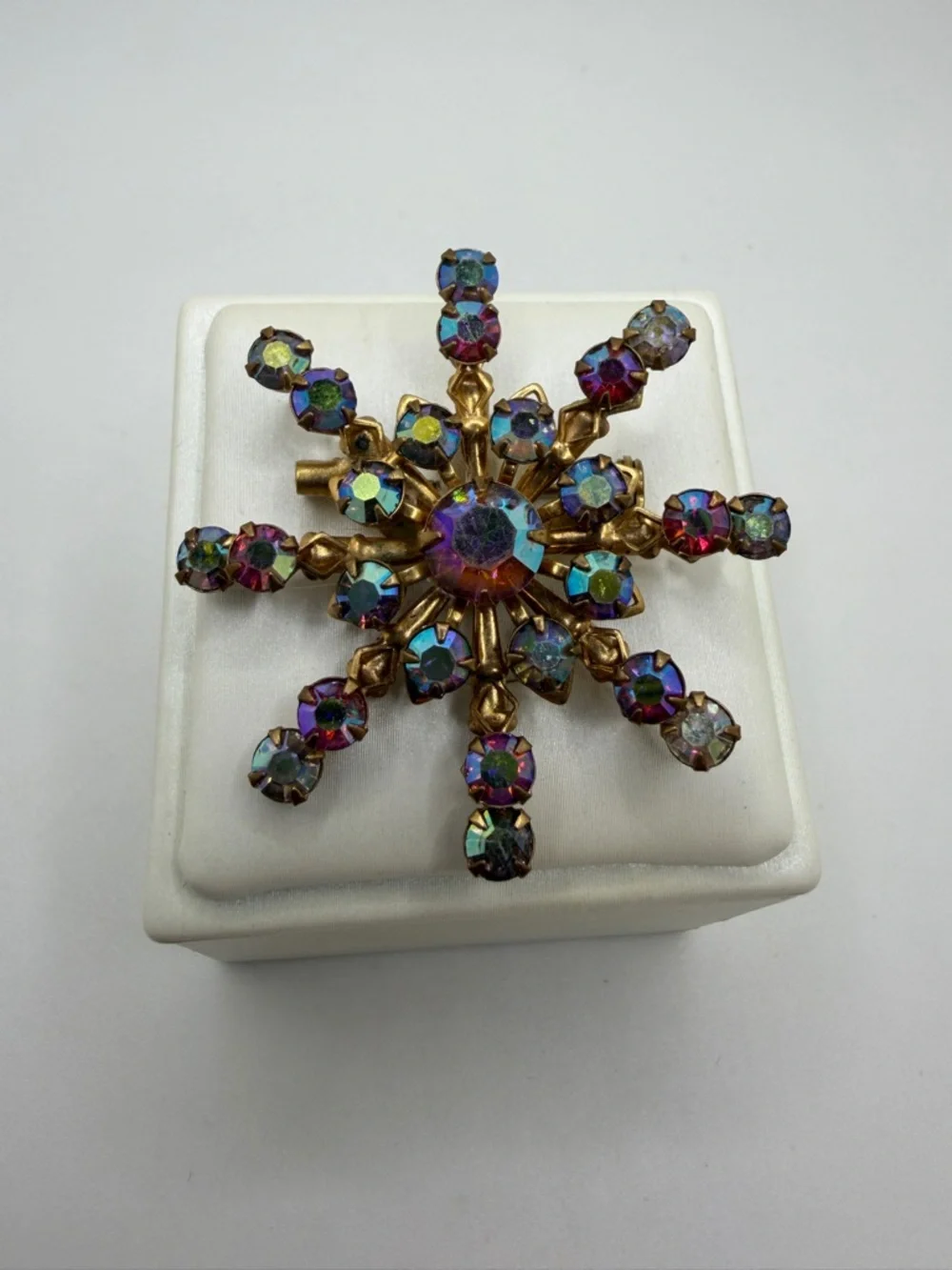 Vintage Aurora Borealis Rhinestone and‎ Antiqued Gold tone Brooch/Pin!